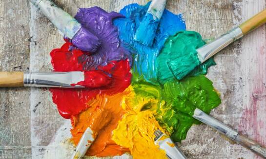 Jak dobrać odpowiednie materiały do malowania na mokro?