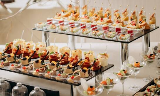 Personalizowane desery na zamówienie – co oferuje cukiernia?