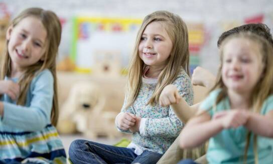 Terapia przez zabawę: Jak pomaga dzieciom w radzeniu sobie z nieśmiałością?
