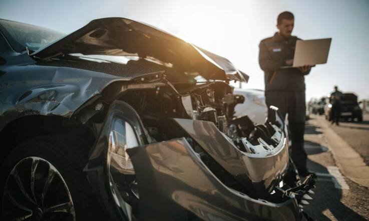 Jakie usługi oferuje pomoc drogowa w przypadku kolizji na drodze?