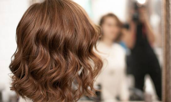 Jak dbać o krótką fryzurę z pomocą fryzjera męskiego?