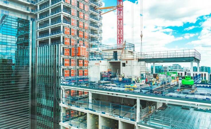Jak podesty ruchome wspierają efektywność w branży budowlanej?