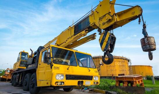 Wykorzystanie dźwigów hydraulicznych w budownictwie – kluczowe zalety