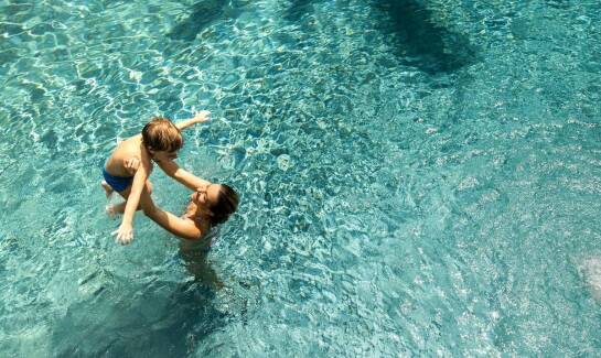 Jak Szkoła Pływania Lubin dostosowuje programy treningowe do różnych grup wiekowych?