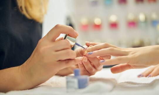 Rola konsultacji przed wyborem odpowiedniego rodzaju manicure