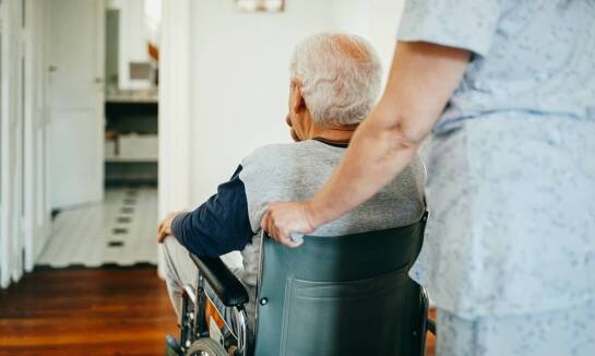 Jakie są zalety korzystania z platform dla osób niepełnosprawnych w domach opieki?