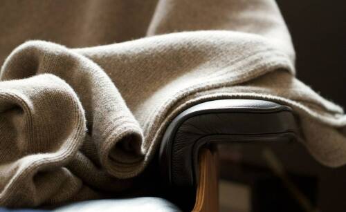 Dlaczego miodowy sweterek to must-have w tym sezonie?