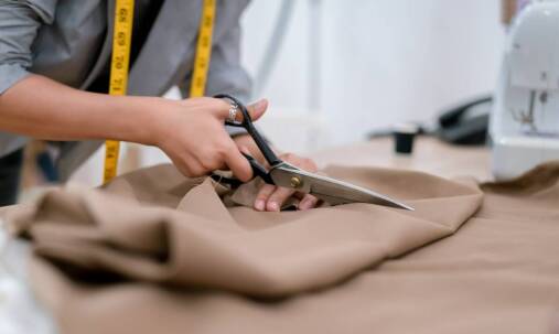 Jakie są różnice cenowe między mundurami z gabardyny a innymi materiałami?