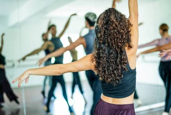 Jakie są cele edukacyjne zajęć tanecznych w szkole estradowej?