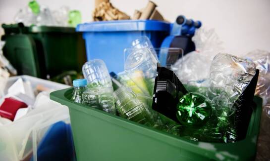 Pojemniki z tworzyw sztucznych w przemyśle kosmetycznym – dlaczego są tak popularne?