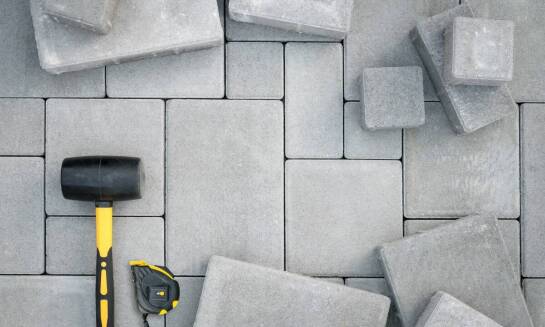 Jakie są najważniejsze cechy wytrzymałej kostki brukowej na parkingi?