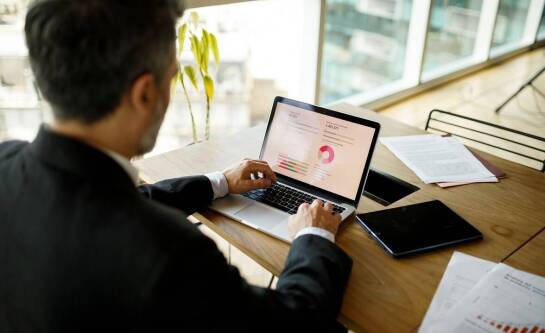 Jak analiza trendów rynkowych wpływa na wycenę nieruchomości przez rzeczoznawcę?