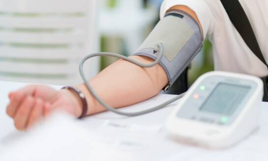 Jakie są potencjalne przyczyny bólu głowy u dzieci z wysokim ciśnieniem?