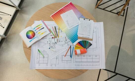 Koszulki z nadrukiem reklamowym – jak dobrać odpowiednią kolorystykę dla marki?