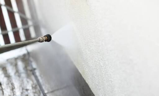 Wykorzystanie sprzętu wysokociśnieniowego do mycia dachów – zalety i wyzwania