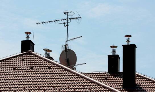 Jakie technologie stosujemy w instalacjach telewizyjnych dla dużych obiektów?