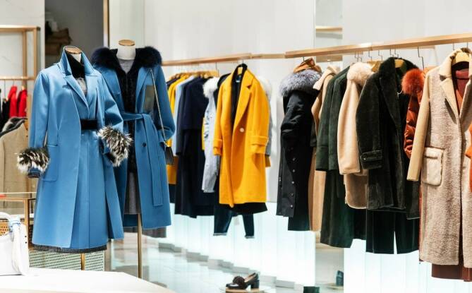 W jaki sposób hurtownie selekcjonują odzież zgodną z aktualnymi trendami?