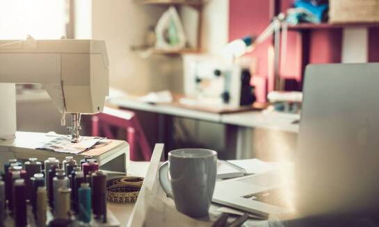 Jak automatyzacja maszyn do szwalni wpływa na redukcję kosztów operacyjnych?