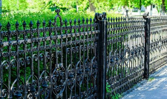 Ozdobne elementy w ogrodzeniach panelowych – jak je wykorzystać?