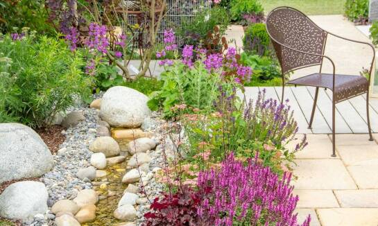 Profesjonalne budowanie oczek wodnych jako elementu dekoracyjnego