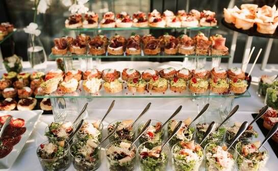 Catering na chrzciny i komunie w Opolu – co warto uwzględnić?