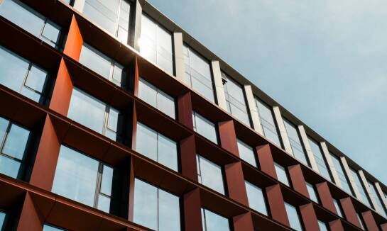 Jak prefabrykacja szaf sterowniczych wpływa na efektywność energetyczną systemów grzewczych?