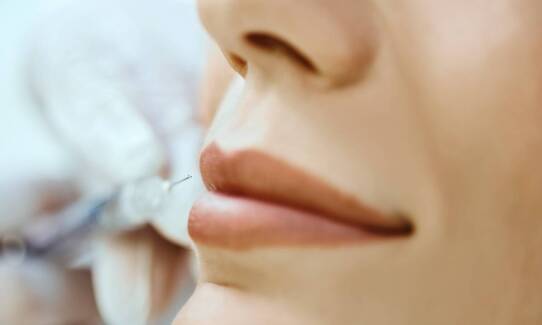 Modelowanie ust i żuchwy - zabiegi oferowane przez salon kosmetyczny