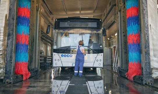 Jak myjki automatyczne wpływają na skrócenie czasu przestojów produkcyjnych?