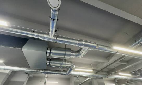 Jak wentylacja przemysłowa może zredukować koszty operacyjne?