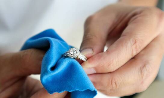 Jak dbać o kolczyki srebrne z cyrkoniami wiszące, aby zachowały swój blask?