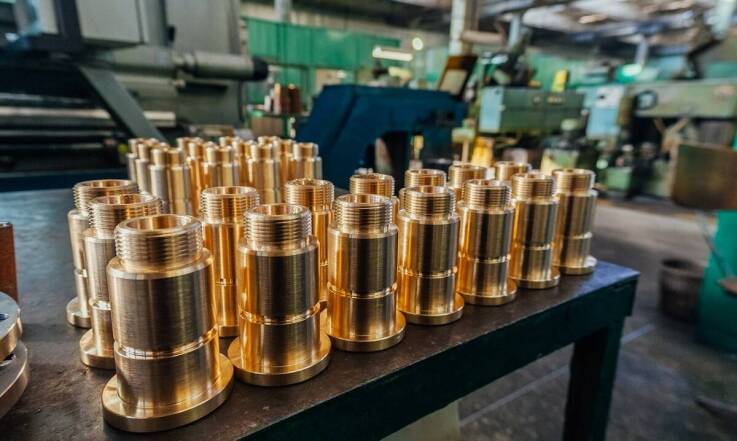 Zastosowanie myjek natryskowych w przemyśle ciężkim: co warto wiedzieć?