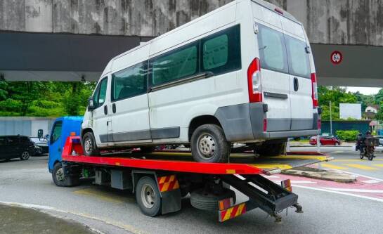 Bezpieczny transport pojazdów - jakie standardy stosuje pomoc drogowa?