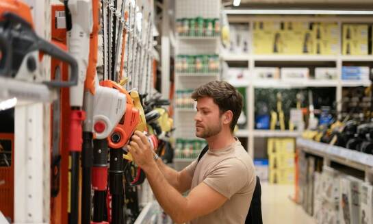 Jak wynajem pilarek wspiera prace w ogrodzie?