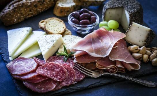 Jakie regionalne przysmaki warto uwzględnić jako przekąski na imprezie?