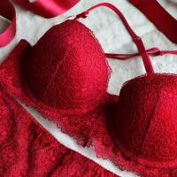 Jakie wzory i fasony biustonoszy są teraz modne?