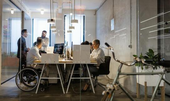 Redukcja ryzyka prawnego w firmie dzięki profesjonalnej obsłudze kadrowej