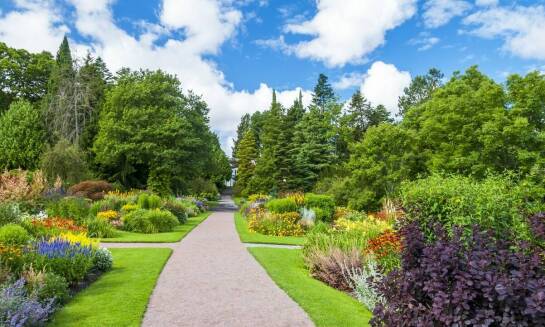 Jakie korzyści przynosi profesjonalna aranżacja terenów zielonych dla firm?