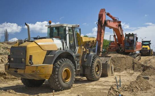 Jak koparka wspomaga proces usuwania humusu z placu budowy?