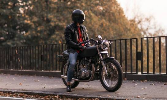 Jak kurtka cross enduro może zwiększyć widoczność motocyklisty?