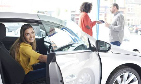 Zalety wynajmu nowoczesnych samochodów osobowych w wypożyczalni