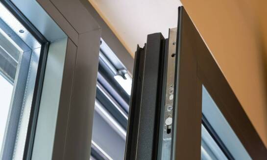 Wybór drzwi z systemem zamków wielopunktowych – co warto wiedzieć?