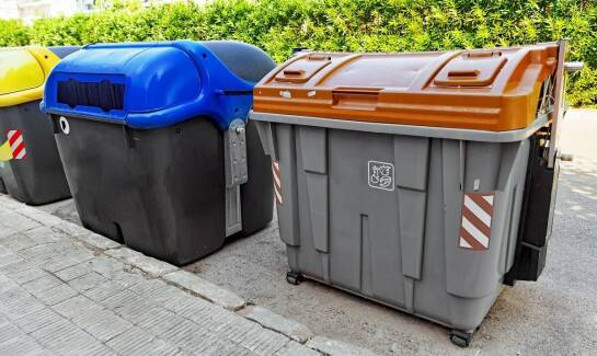 Jak osłony śmietnikowe wspierają segregację odpadów w przestrzeniach miejskich?