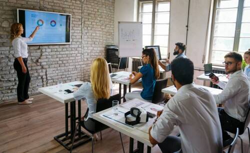 Dlaczego warto zainwestować w systemy do zarządzania rezerwacjami na basenie?