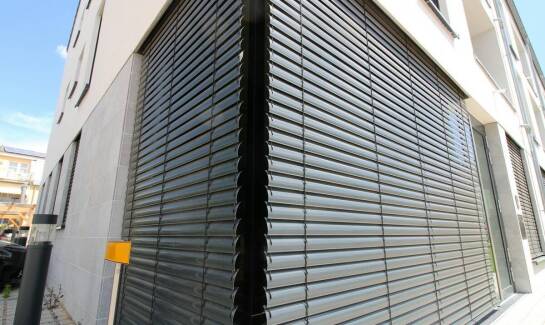 Funkcjonalność i design: jak żaluzje fasadowe wpływają na wygląd elewacji?