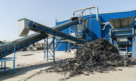 Jak współpraca z firmami recyklingowymi wpływa na sprzedaż zderzaków?