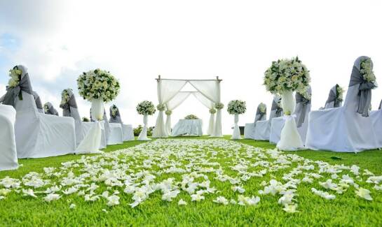 Organizacja przyjęć plenerowych – jak nasz catering eventowy ułatwia przygotowania?