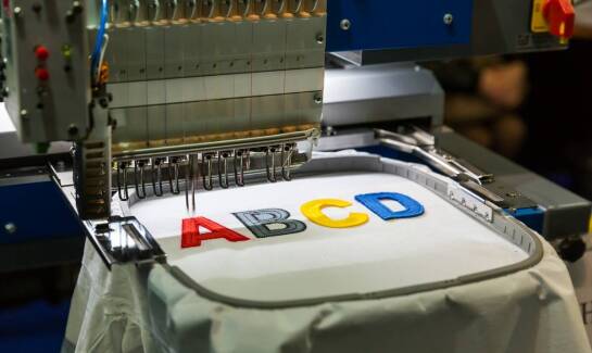 Jak haft komputerowy wpływa na postrzeganie jakości odzieży firmowej?