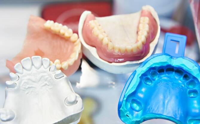 Klamry w kolorze dziąseł w protezach elastycznych – zalety i korzyści