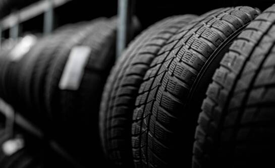 Jakie cechy wyróżniają opony ekonomiczne w rozmiarze 195 60 15?