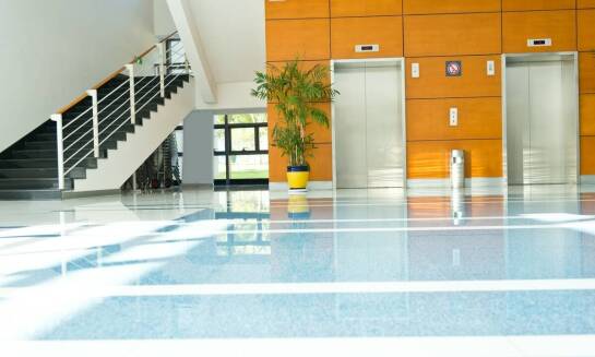 Wylewne posadzki epoksydowe – idealne do dużych powierzchni